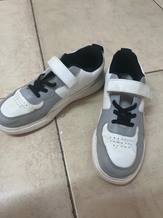 Zapatillas deportivas grises y blancas
