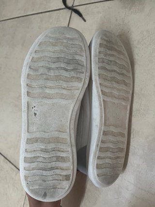Zapatillas deportivas grises y blancas
