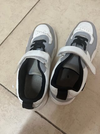 Zapatillas deportivas grises y blancas