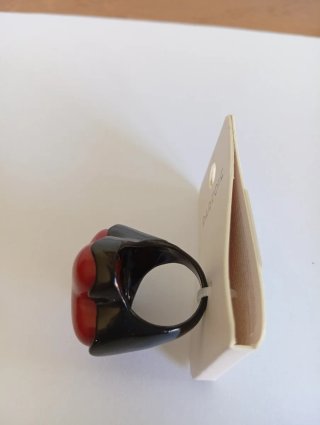 Anillo Parfois Resina Rojo y Negro
