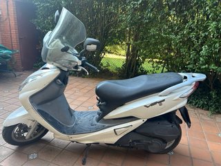 Moto Scooter SYM 125cc Blanca