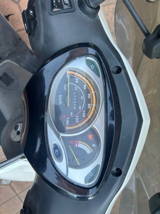 Moto Scooter SYM 125cc Blanca