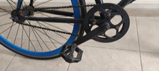 Bicicleta urbana negra con detalles azules
