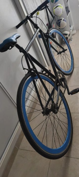 Bicicleta urbana negra con detalles azules
