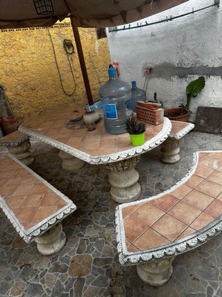 Mesa y bancos de piedra exterior