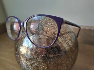 Gafas moradas y doradas