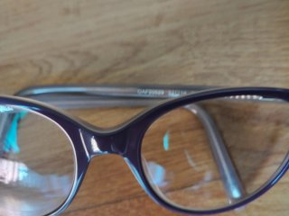 Gafas moradas y doradas