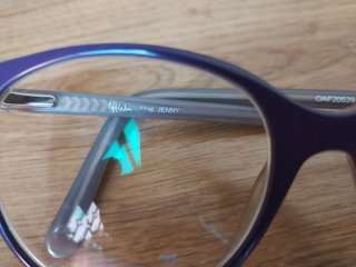 Gafas moradas y doradas