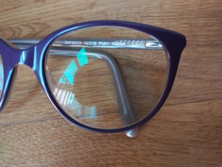 Gafas moradas y doradas