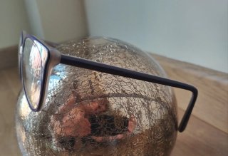 Gafas moradas y doradas