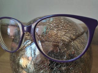 Gafas moradas y doradas