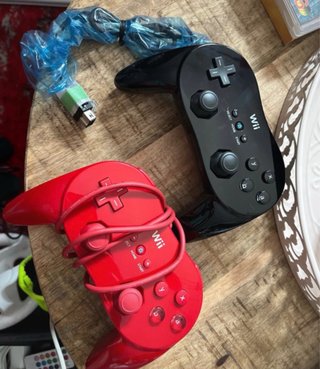 Lote Mandos Wii Pro Negro y Rojo originales nuevo