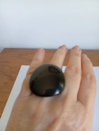 Anillo grande resina negro Parfois