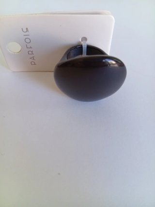 Anillo grande resina negro Parfois