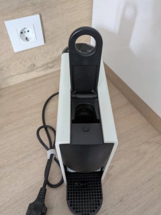 Cafetera Essenza Mini + regalo portacapsulas