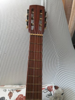 Guitarra española clásica, recién afinada