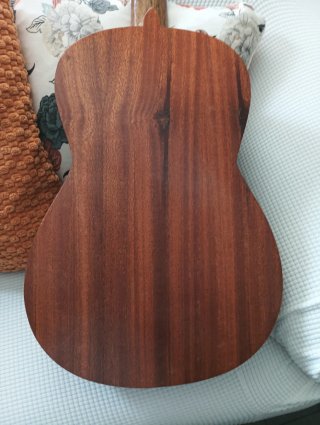 Guitarra española clásica, recién afinada