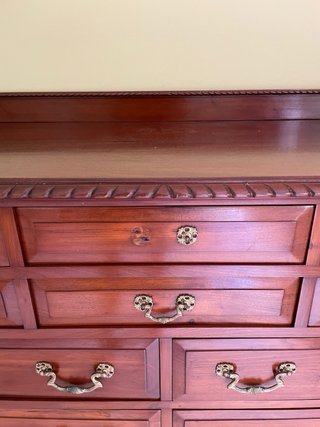 Cómoda de madera elegante y espaciosa