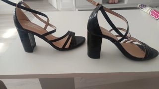 Sandalias tacón negras usadas solo una vez