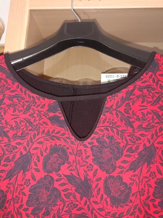 Blusa estampada flores roja y negra