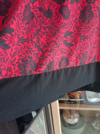 Blusa estampada flores roja y negra