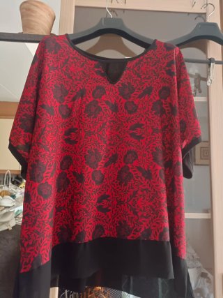 Blusa estampada flores roja y negra