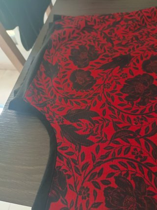 Blusa estampada flores roja y negra