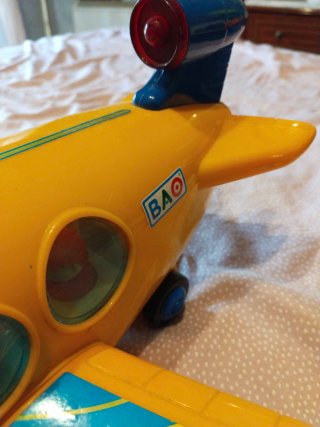 Avión de juguete amarillo