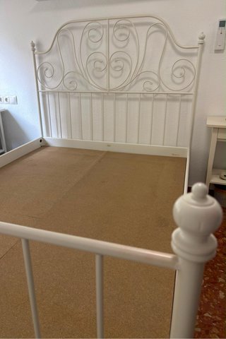 Cama de metal blanca