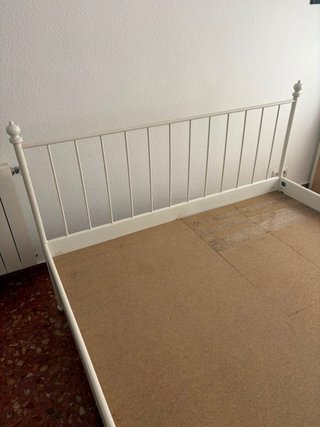 Cama de metal blanca