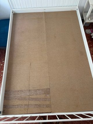 Cama de metal blanca