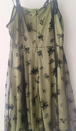 Vestido verde con estampado floral negro