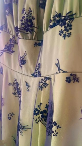 Vestido verde con estampado floral negro