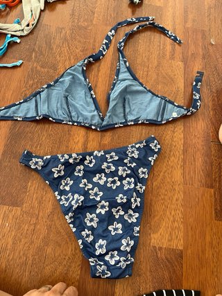 Bikini blu con fiori bianchi taglia M