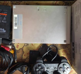 PlayStation 2 slim plateada