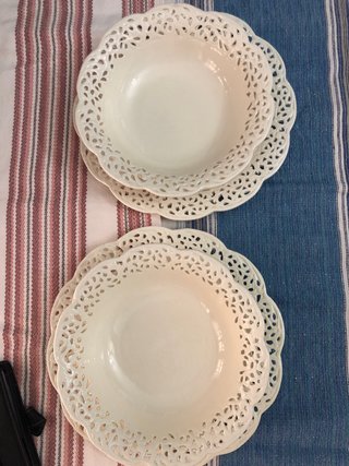 Platos de cerámica con borde calado