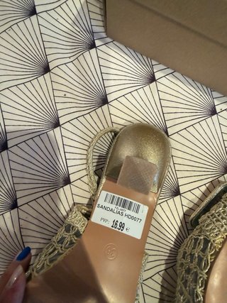 Sandalias doradas tacón