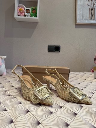 Sandalias doradas tacón
