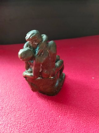 Pareja desnuda en bronce