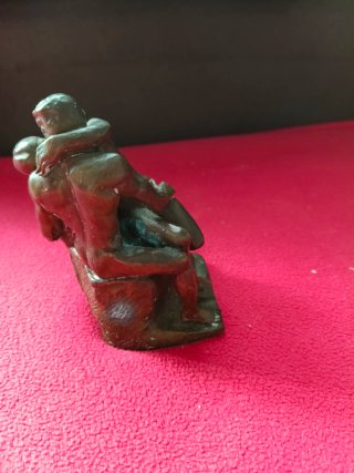 Pareja desnuda en bronce