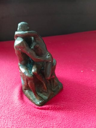 Pareja desnuda en bronce