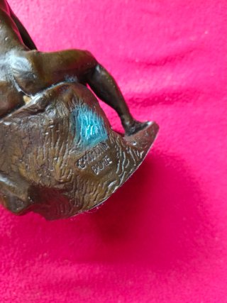 Pareja desnuda en bronce
