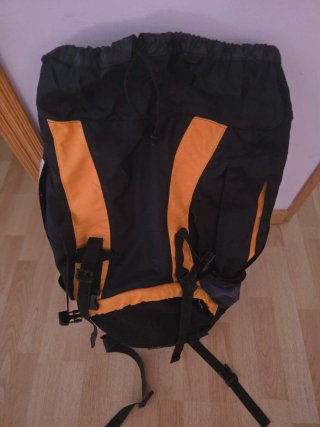Mochila de camping negra y naranja