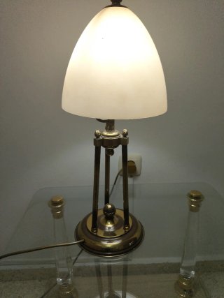 Mesa auxiliar cristal y metal con lamparilla