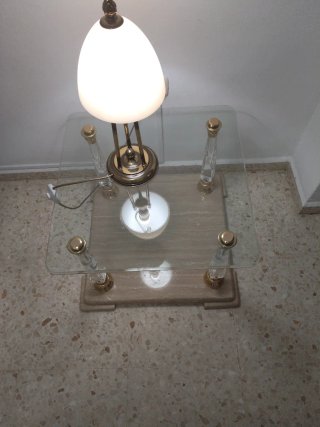 Mesa auxiliar cristal y metal con lamparilla
