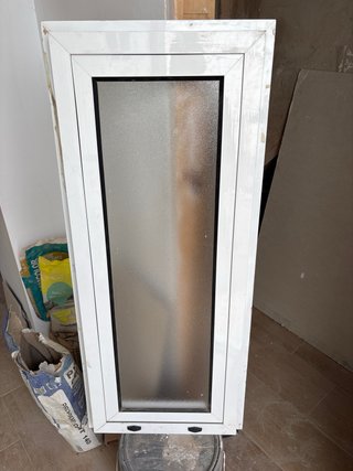 Ventana de aluminio abatible
