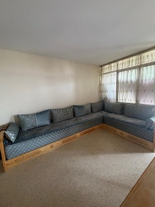 Salón estilo marroquí con mesa