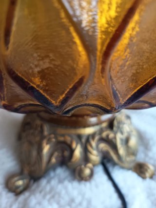 Lámpara antigua cristal ámbar y metal.