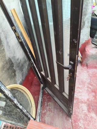 Puerta aluminio con marco y llaves
