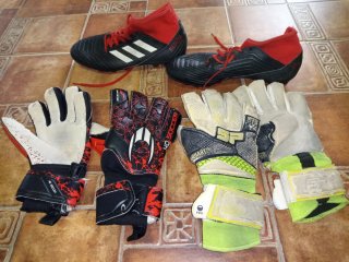 Guantes de portero fútbol y botas